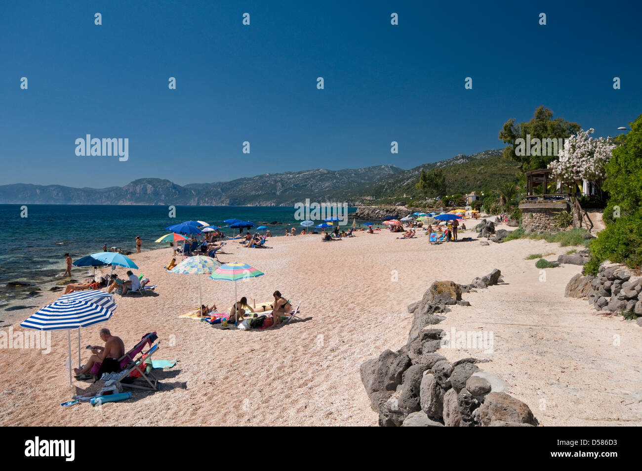 Touristen genießen die transparenten und klaren Gewässern am Palamsera Strand von Cala Gonone, Dorgali, Orosei Golf, Sardinien, Italien Stockfoto