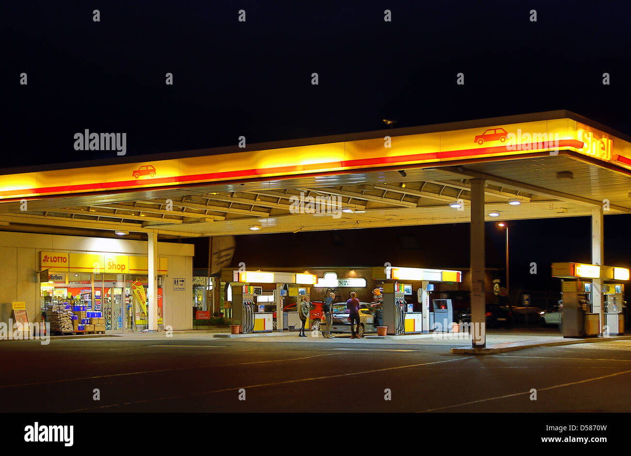 Erxleben, Deutschland Autohof Uhrsleben mit Shell-Tankstelle auf der A2  Stockfotografie - Alamy