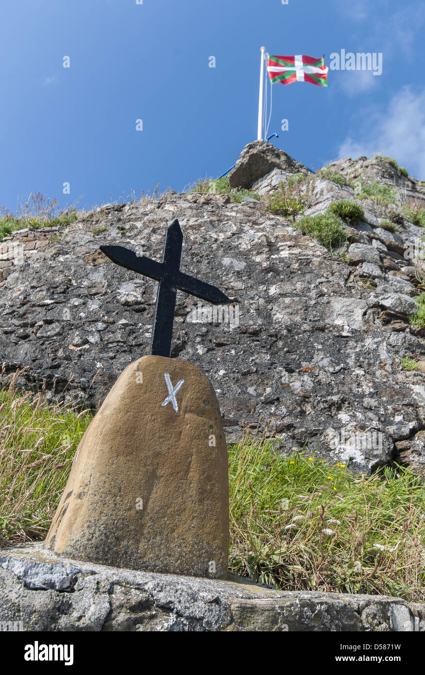 Baskische Flagge und Station des Kreuzweges auf Gaztelugatxe, eine