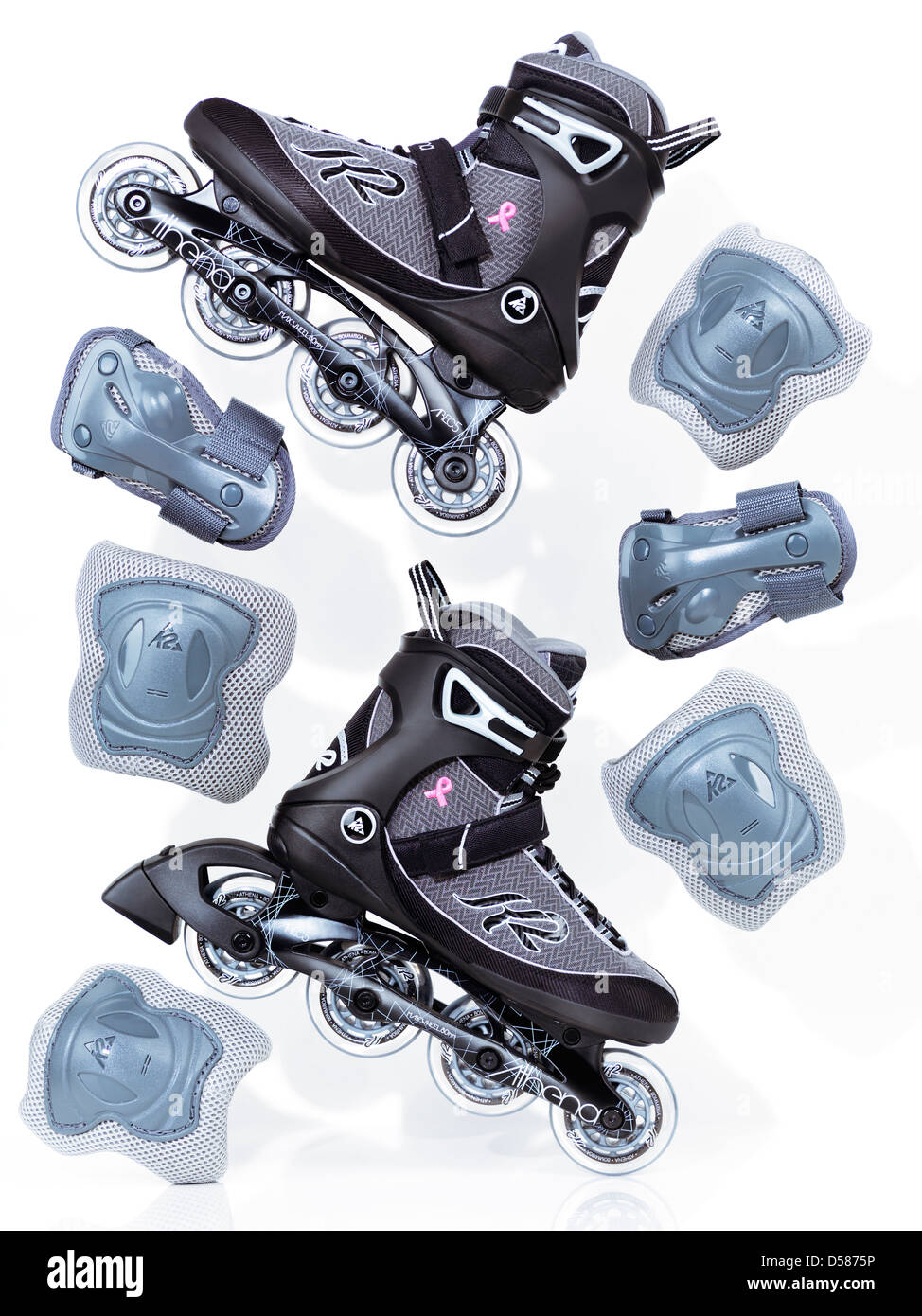 K2 Athena Damen Inline-Skates, Rollerblades und schützendes Zahnradzubehör, künstlerische dynamische Stillleben, isoliert auf weiss Stockfoto