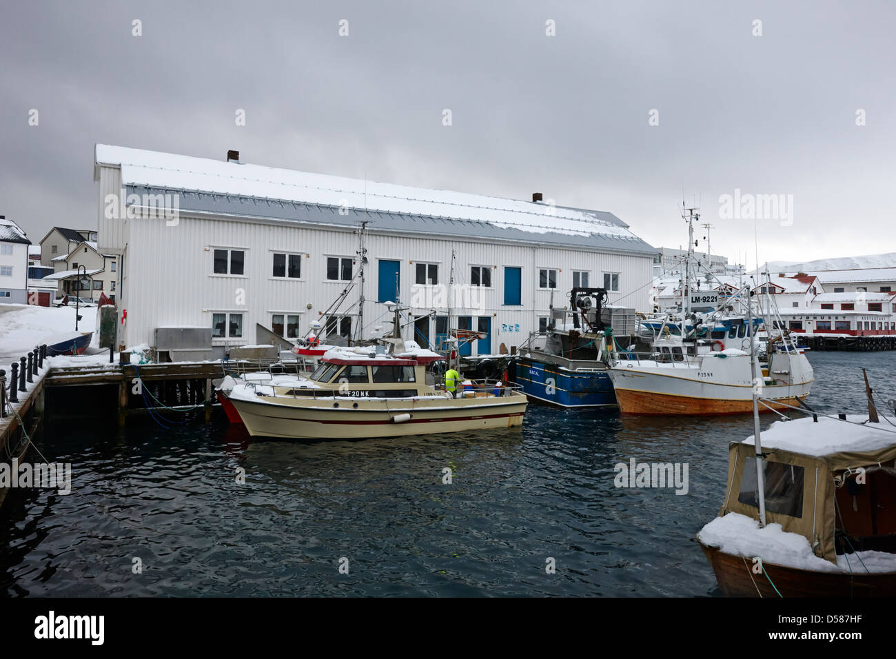 alten Lagerhäusern und kleine Fischerboote Honningsvag Hafen Finnmark-Norwegen-Europa Stockfoto