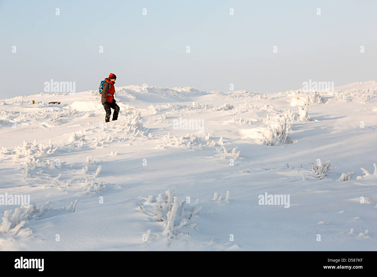 Frau zu Fuß im Schnee auf Blorenge Mountain, Wales, UK Stockfoto