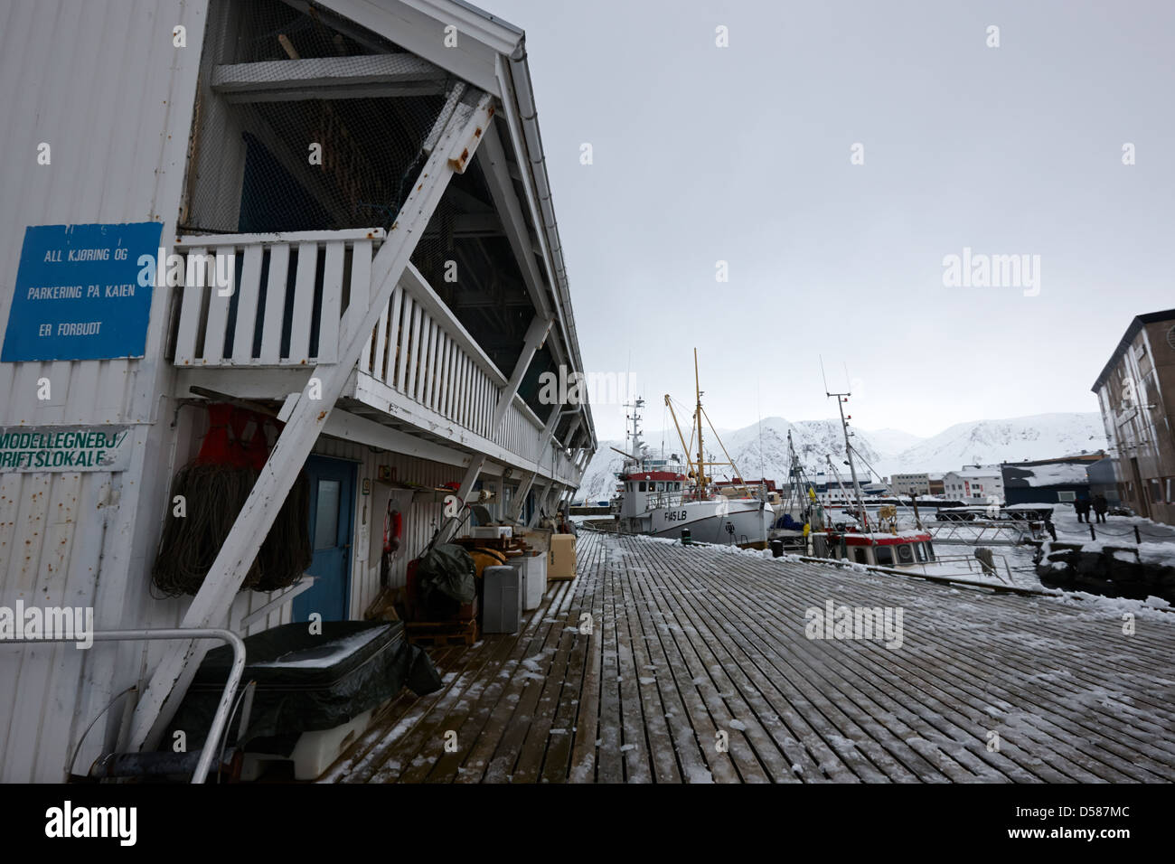 alten hölzernen Hallen und Gebäude für die Trocknung Fisch Honningsvag Hafen Finnmark-Norwegen-Europa Stockfoto