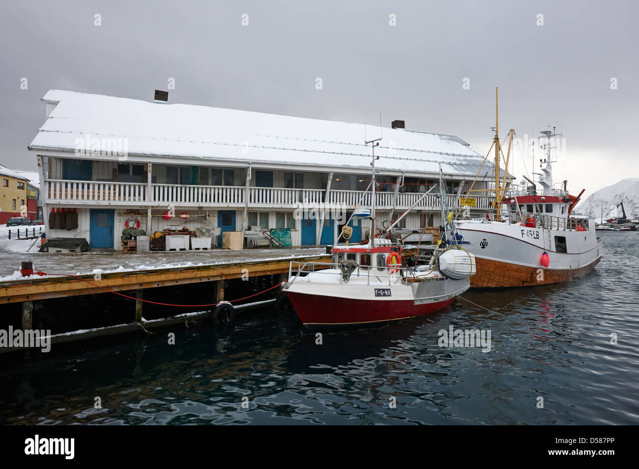 alten Lagerhäusern und kleine Fischerboote Honningsvag Hafen Finnmark-Norwegen-Europa Stockfoto