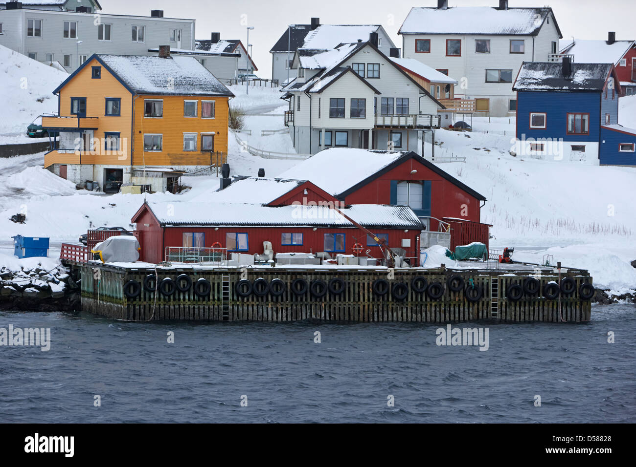kleine private Anlegestelle Honningsvag mit traditionellen Häusern hinter Finnmark-Norwegen-Europa Stockfoto