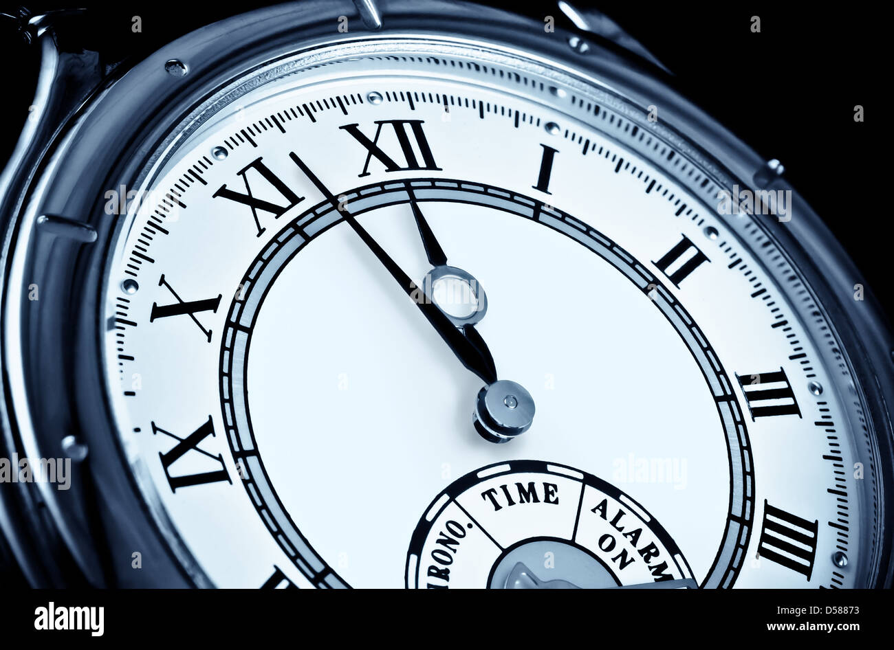 Analoge Handgelenk Uhr Closeup auf fünf vor zwölf Stockfoto