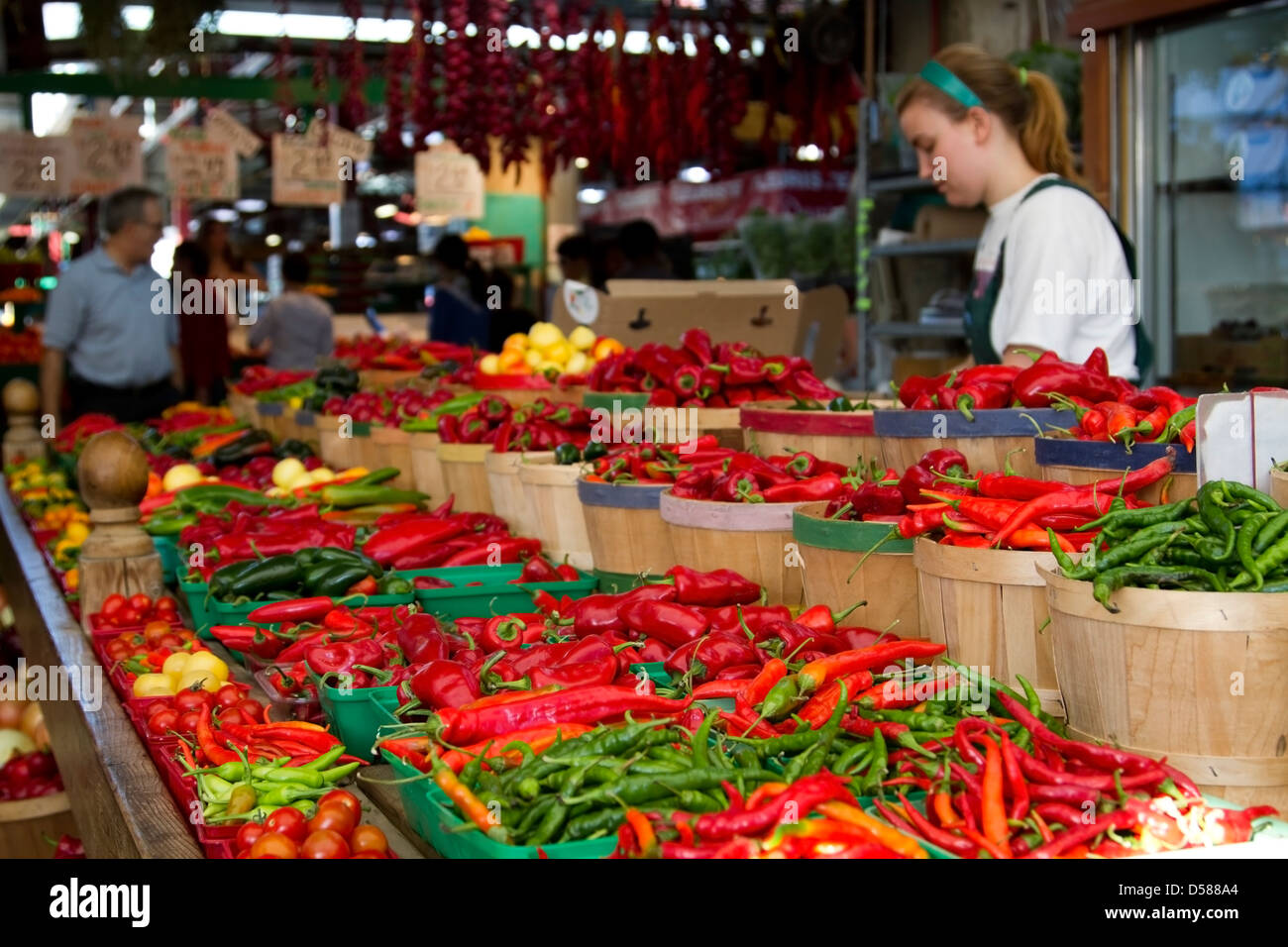 Paprika-Verkäufer bei Jean-Talon Marche in Montreal, Kanada Stockfoto