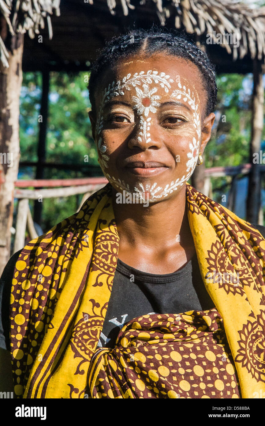 Madagassischen Frau von Ethnizität Sakalava mit traditionellen Lack Maske auf der Insel Nosy Be, nördlich von Madagaskar. Stockfoto