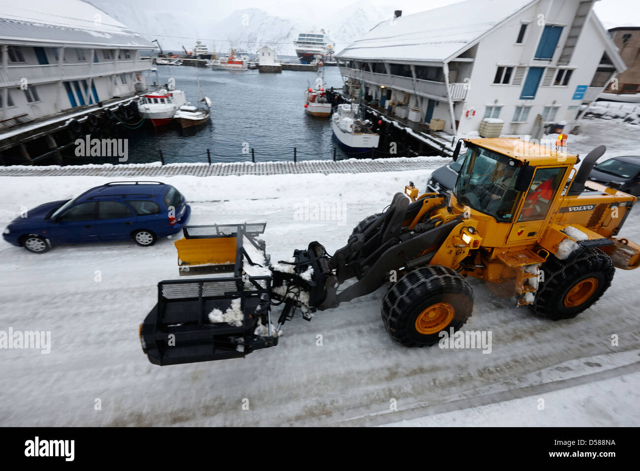 Heavy-Duty Schnee Räumung Maschinen durch Eis bedeckt Honningsvag Hafen Finnmark-Norwegen-Europa Stockfoto