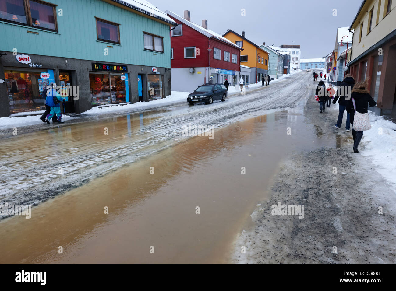 Pools von Auftauen Wasser aus Eis am wichtigsten shopping Strasse Storgata Honningsvag Finnmark-Norwegen-Europa Stockfoto