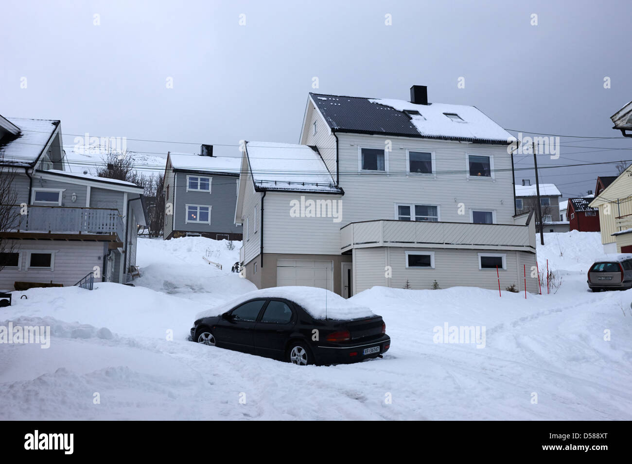 Auto im Schnee vor der traditionellen hölzernen home Honningsvag Finnmark Norwegen Europa begraben Stockfoto