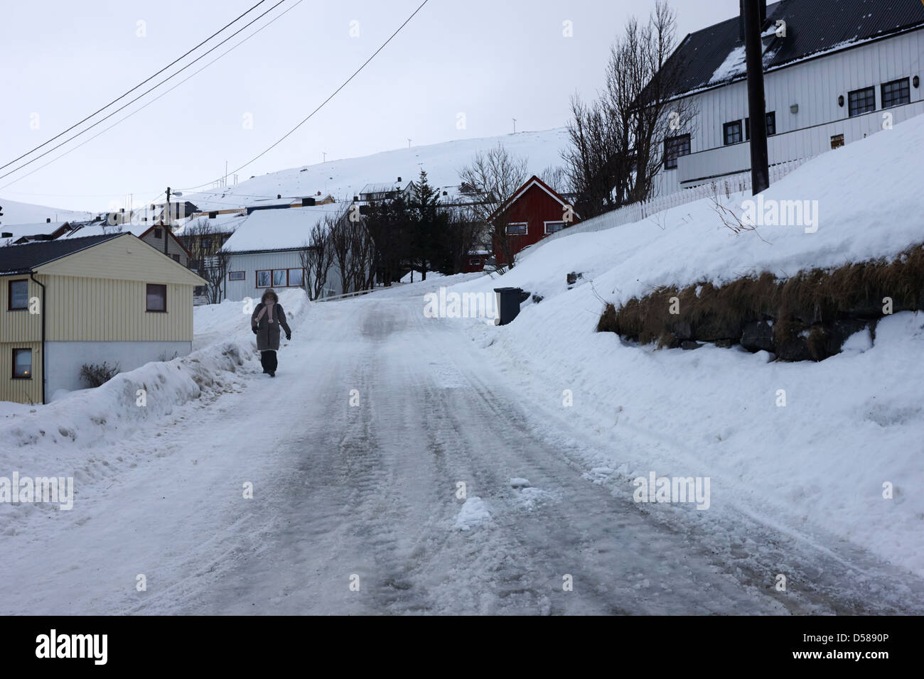 Frau auf steilen vereisten Straße in Honningsvag Finnmark-Norwegen-Europa Stockfoto