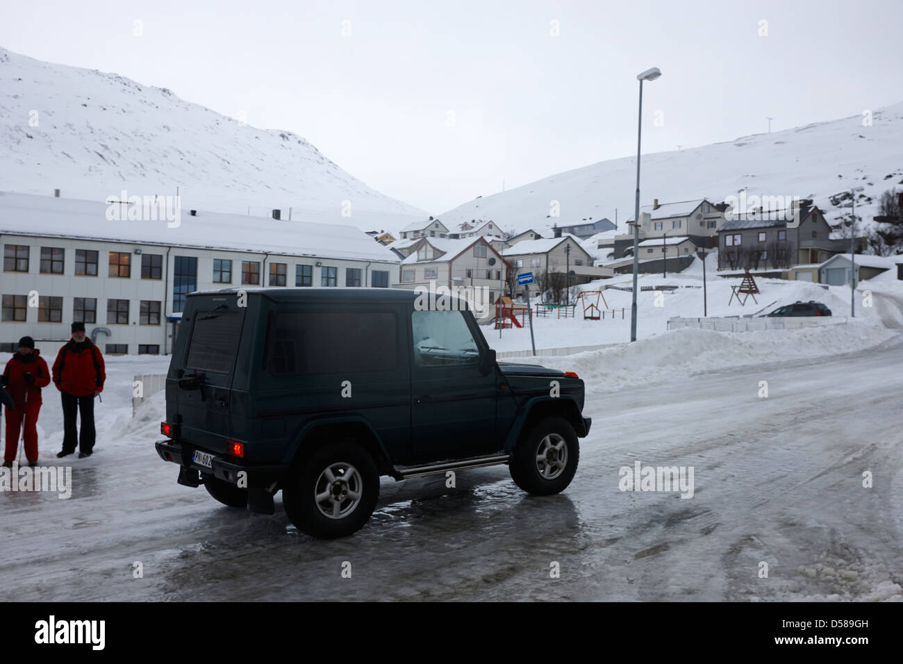 Mercedes g-Wagen 4 x 4 climbing eisigen Straße in Honningsvag Finnmark-Norwegen-Europa Stockfoto