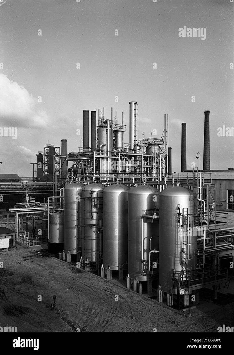 Dieses Bild zeigt die Ausrüstung der Magnolia Petroleum Company in Beaumont, Texas, und hebt die Öllagertanks hervor, die für den Betrieb des Unternehmens in der Ölindustrie während des frühen 20. Jahrhunderts von zentraler Bedeutung sind. Stockfoto