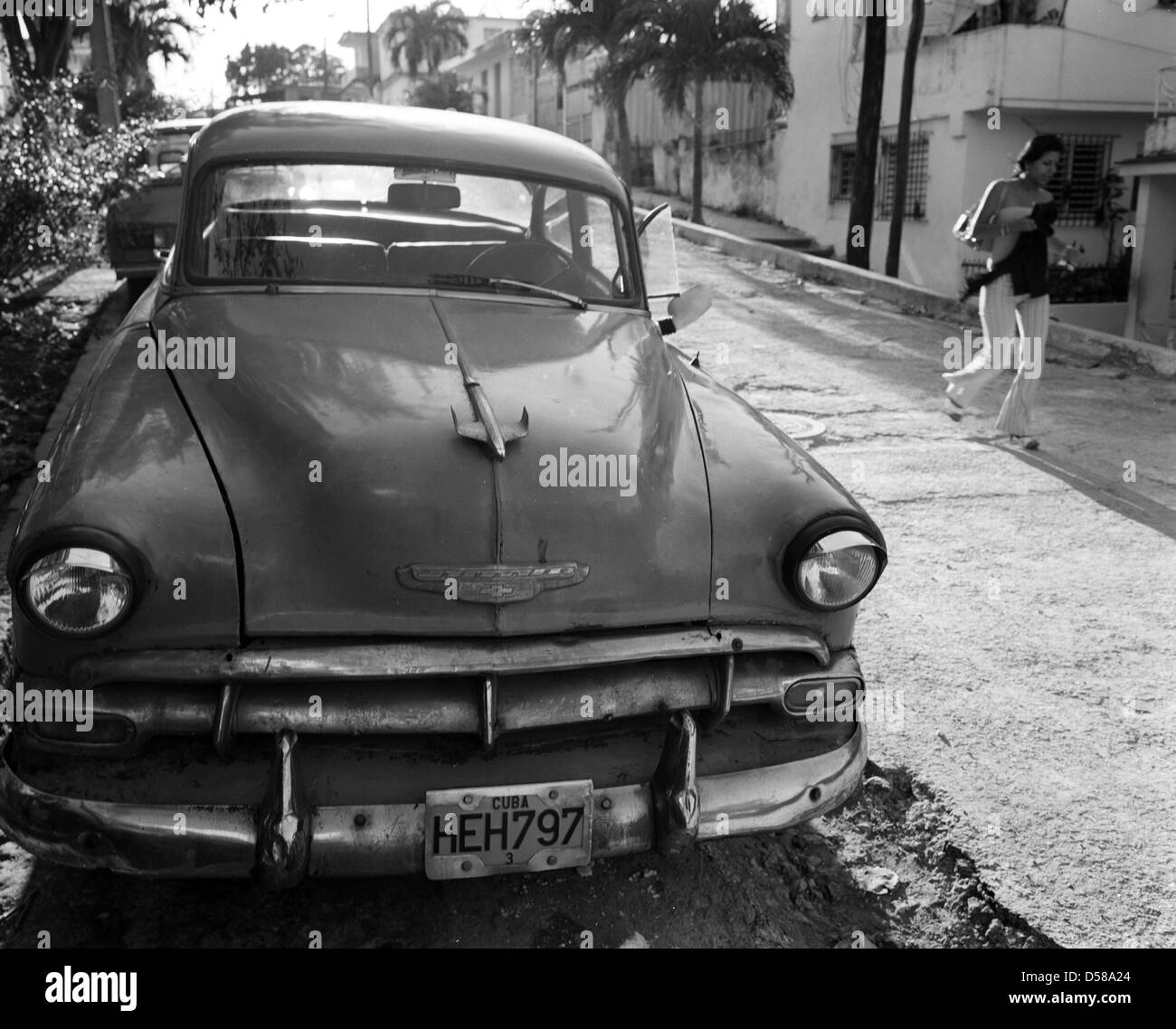 28. März 2006 - Havanna, Kuba - eines der vielen kubanischen locken, aka Yank Tanks oder vor 1960 American Classic Cars in den Straßen von Havanna. Einer von acht Autos in Kuba ist heute eine Pre-1960er Jahre amerikanische Marke Ford, Chevrolet, Cadillac, Chrysler, Packard und andere klassische Modelle. Die Republik Kuba befindet sich in der nördlichen Karibik. Der erste Europäer, Kuba zu besuchen war Entdecker Kolumbus im Jahre 1492. Jahrhunderte der Kolonialherrschaft und Revolutionen gefolgt. Kuba handelt derzeit mit fast jeder Nation in der Welt, wenn auch mit Einschränkungen durch das US-Embargo. Handel mit den USA beschränkt sich auf nur Barzahlung tra Stockfoto