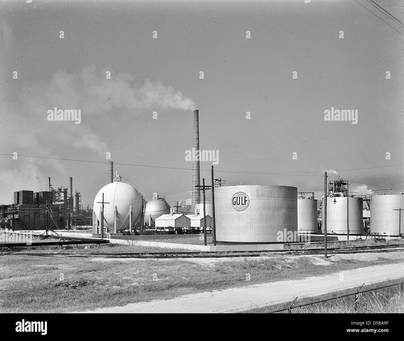 Foto mit Öllagertanks bei Gulf Oil in Port Arthur, Texas, die Ausrüstung der Erdölindustrie im frühen 20. Jahrhundert hervorheben. Stockfoto