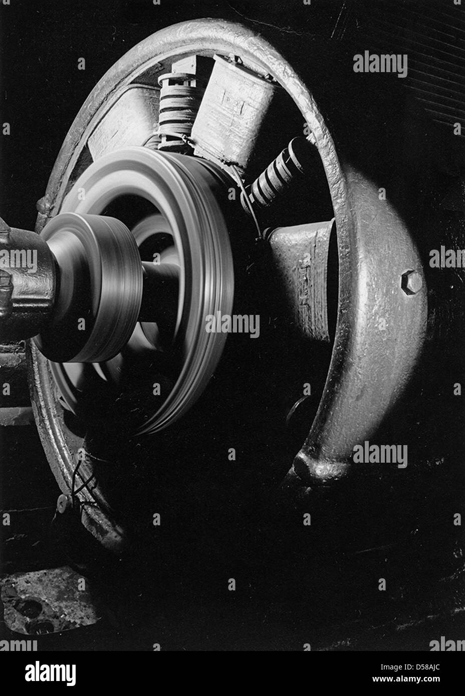 Ein Bild von Erdölmaschinen und -Anlagen aus Texas, einschließlich Ölplattformen, Tanks und Raffinerien. Dieses Foto zeigt die industriellen Fortschritte in der texanischen Ölindustrie während des frühen 20. Jahrhunderts. Stockfoto