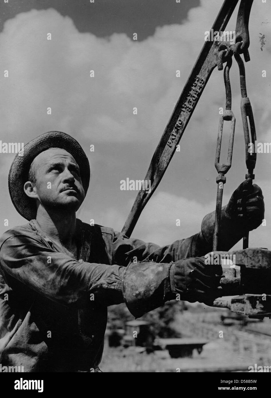 Ein Foto von Erdölbohrern in Louisiana mit Arbeitern, die Bohrgeräte bedienen. Das Bild zeigt die frühe Ölindustrie in Texas und zeigt die Bohrinseln, Pipelines und Erdölgewinnungsprozesse in Aktion. Stockfoto
