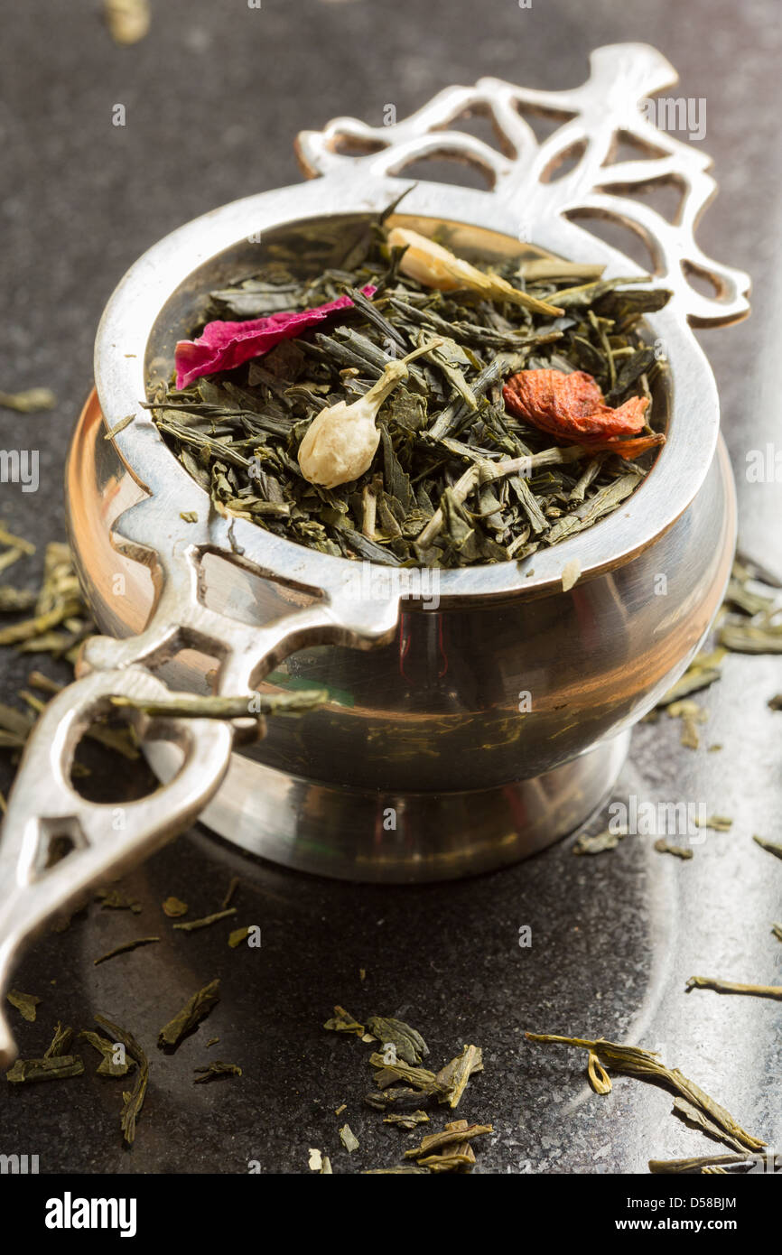 Teesieb mit Jasmin und rose grüner Tee Stockfoto