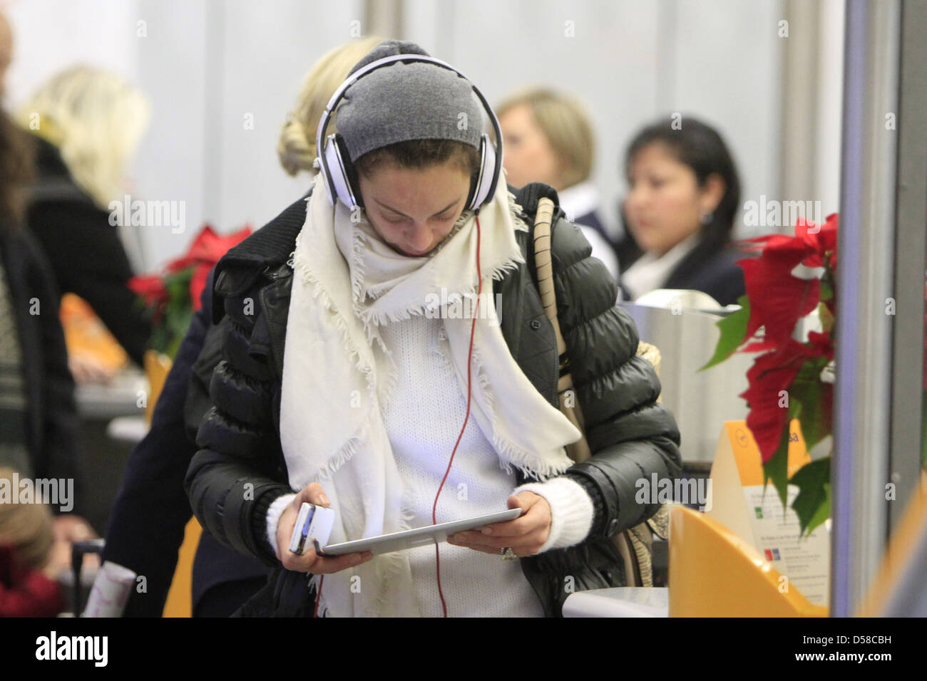 Lilly Becker aka Lilly Kerssenberg am Flughafen Tegel von einem Apple iPad auf Monster Cable Kopfhörer Musik hören. Berlin, Stockfoto