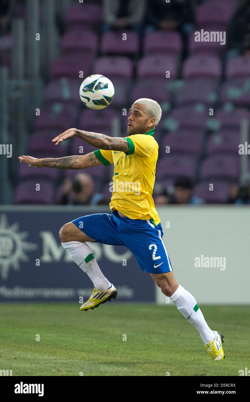 Daniel Alves (BRA), 21. März 2013 - Fußball / Fußball: internationale Freundschaftsspiele match zwischen Italien 2-2 Brasilien im Stade de Genève in Carouge, Schweiz. (Foto von Maurizio Borsari/AFLO) Stockfoto