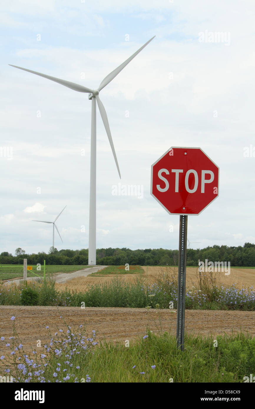 Windmühlen zu stoppen. Stoppschild vor der Windmühle. Aktivismus. Stockfoto