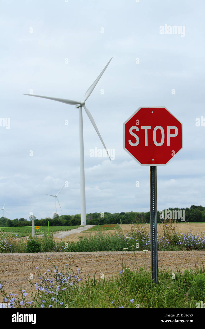 Windmühlen zu stoppen. Stoppschild vor der Windmühle. Aktivismus. Stockfoto