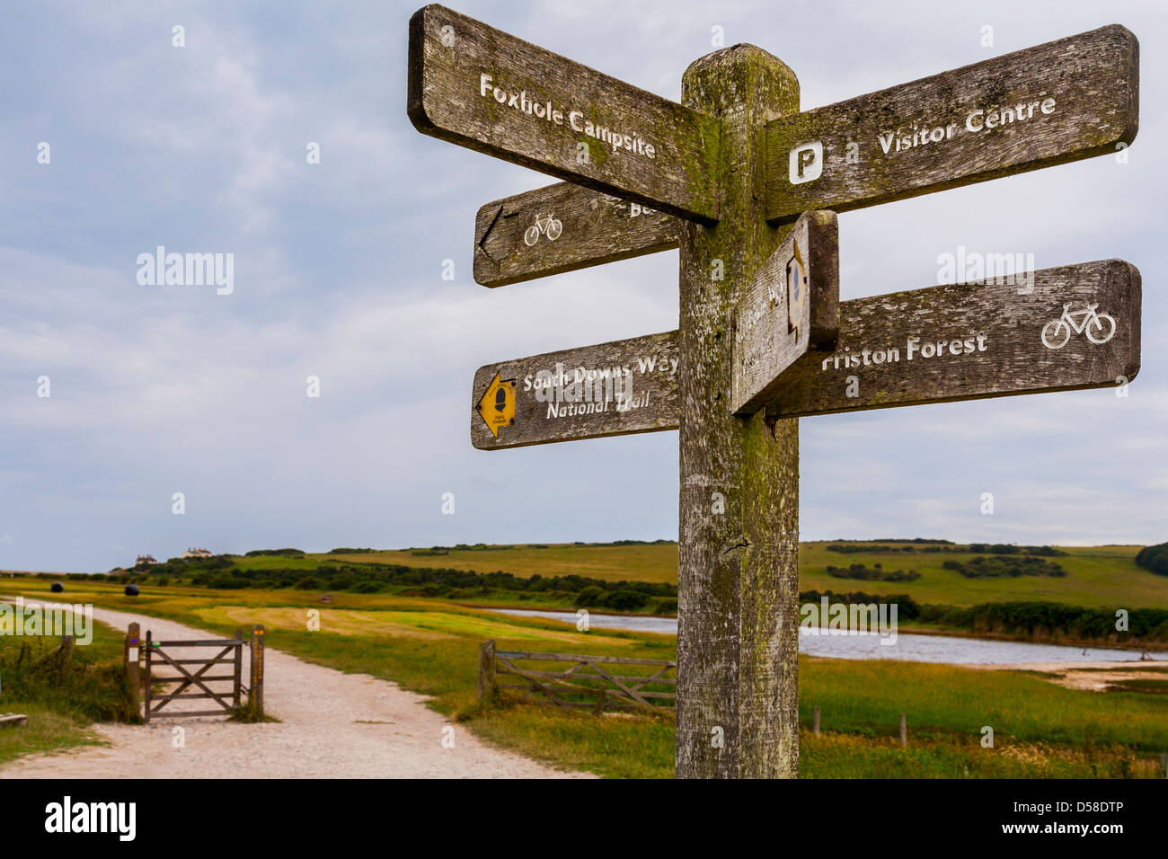 Ein Wegweiser auf den South Downs Way in der Nähe von Cuckmere Haven in Sussex, England. Dies ist in den sieben Schwestern Country Park. Stockfoto