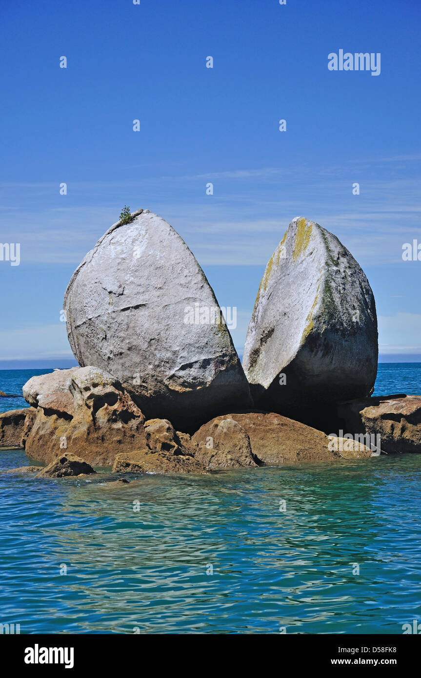 Split Apple Rock, Marahau, Tasman Bay, Abel Tasman Nationalpark, Tasman, Südinsel, Neuseeland Stockfoto