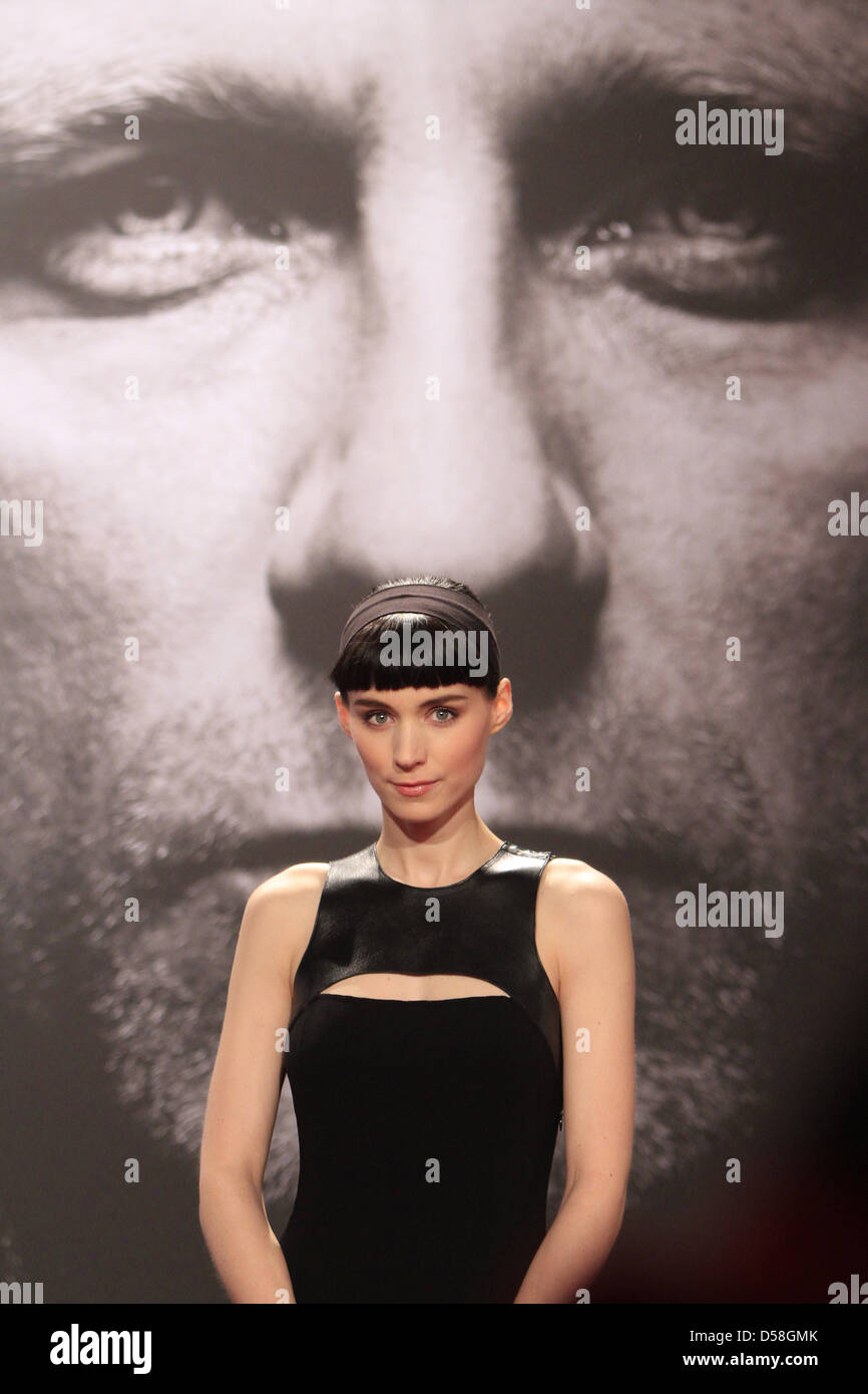 Rooney Mara Die Deutschlandpremiere Von The Girl With The Dragon Tattoo Verblendung Cinestar Sonycenter Kino Berlin Stockfotografie Alamy