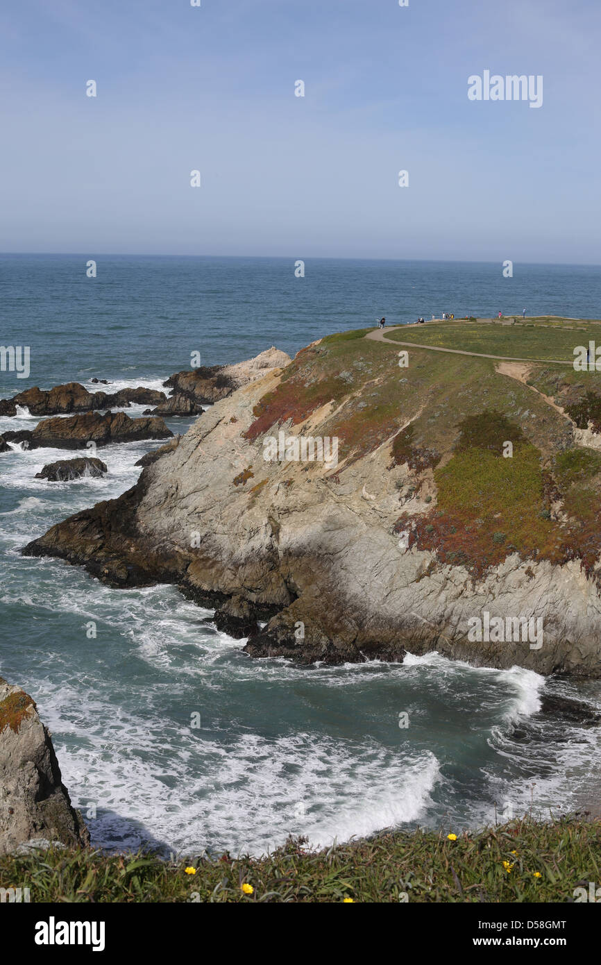 Ein Wanderweg hoch über der Wasseroberfläche an der Bodega Head. Stockfoto