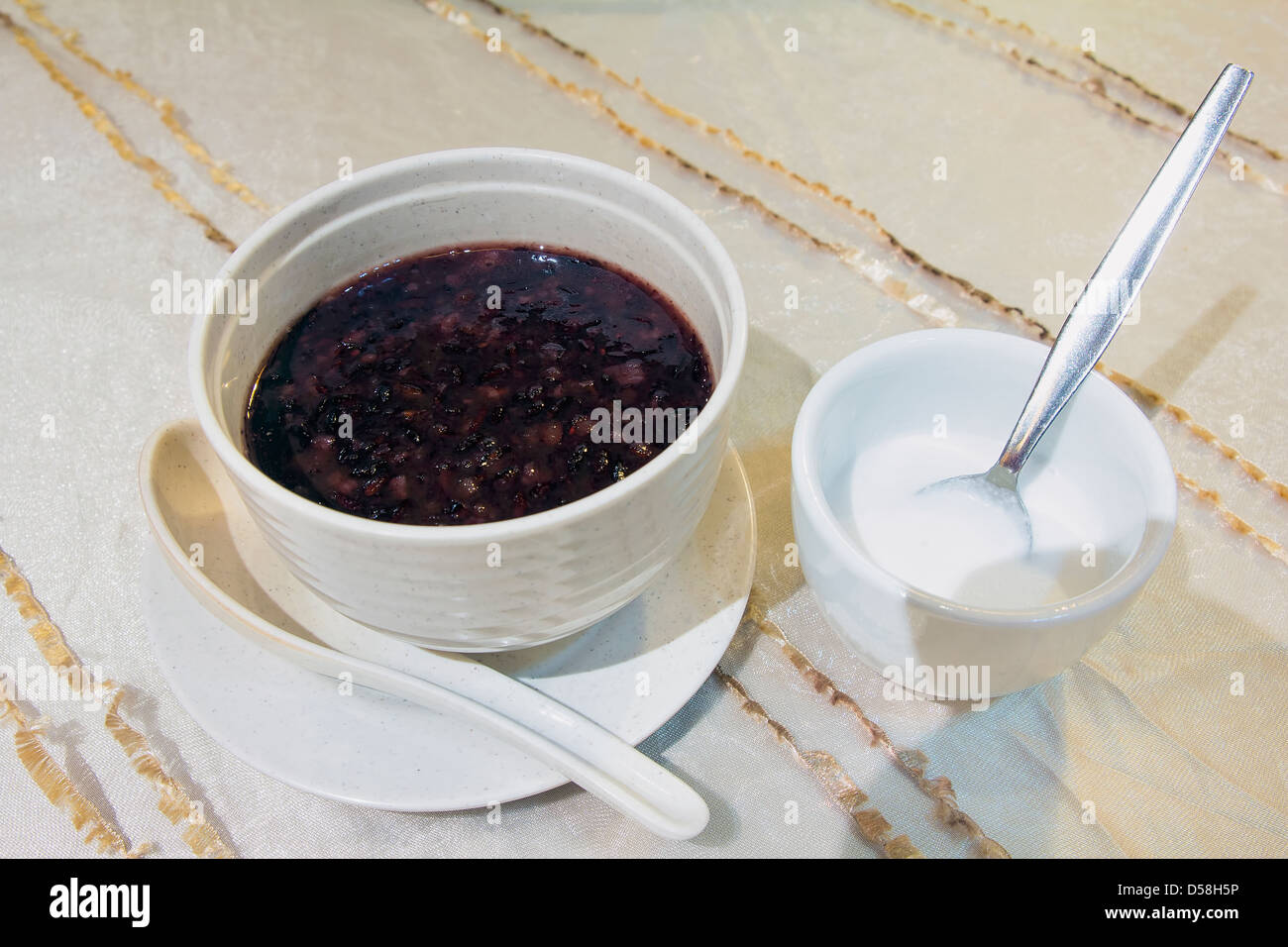 Bubur Pulut Hitam schwarzer Klebreis süßes Dessert mit Kokosmilch Stockfoto