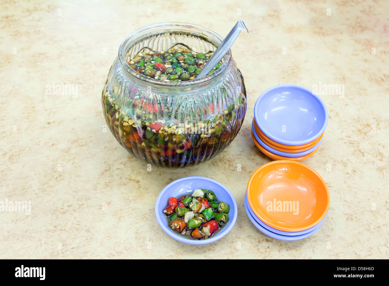 Heiße geschnittene Paprika mit Soja-Sauce im Glas Jar und auf kleine Gerichte serviert Stockfoto