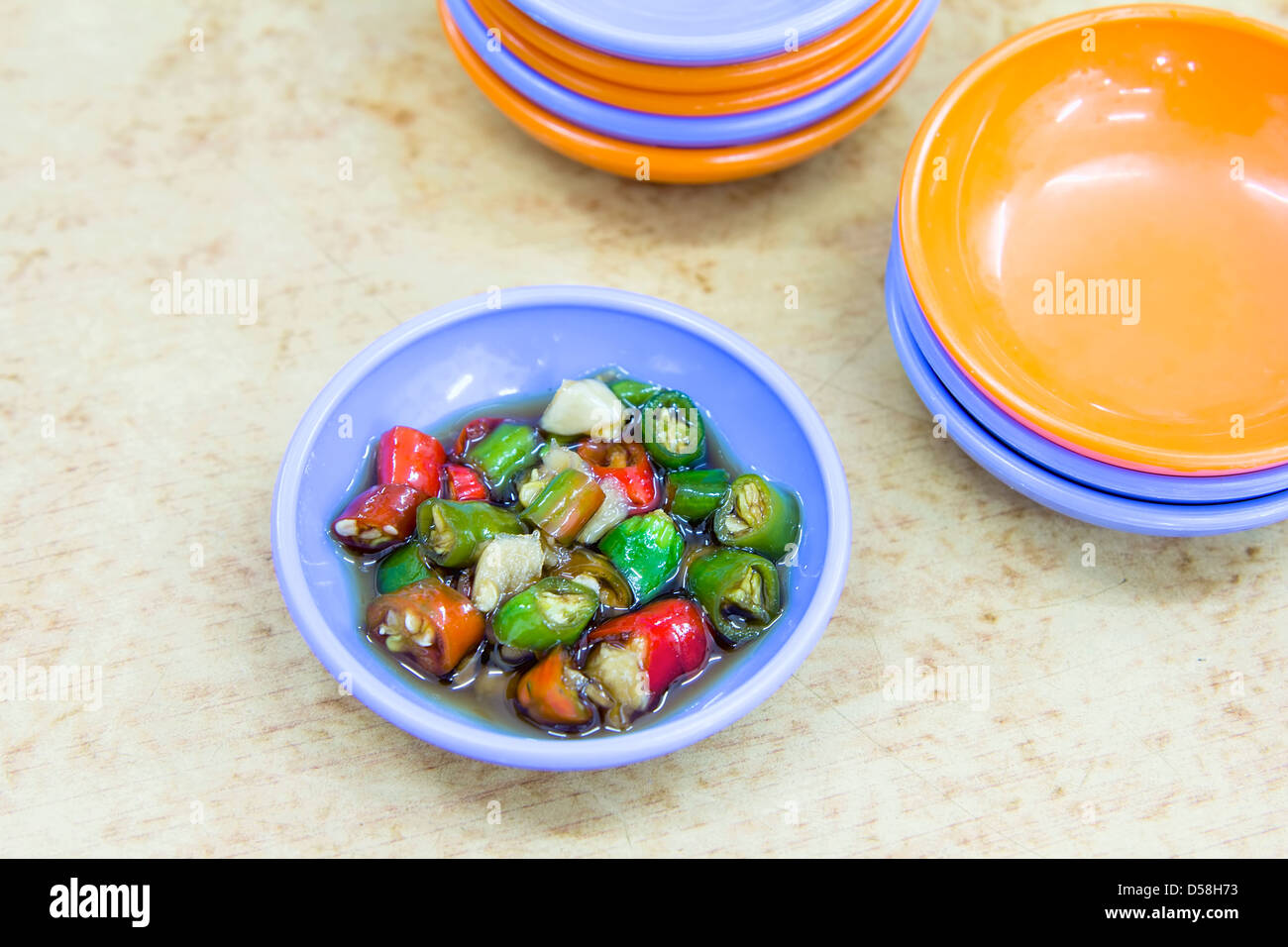 Gericht aus geschnittenen rot und grün Hot Chili Peppers in Sojasauce und Lime Juice Closeup Stockfoto