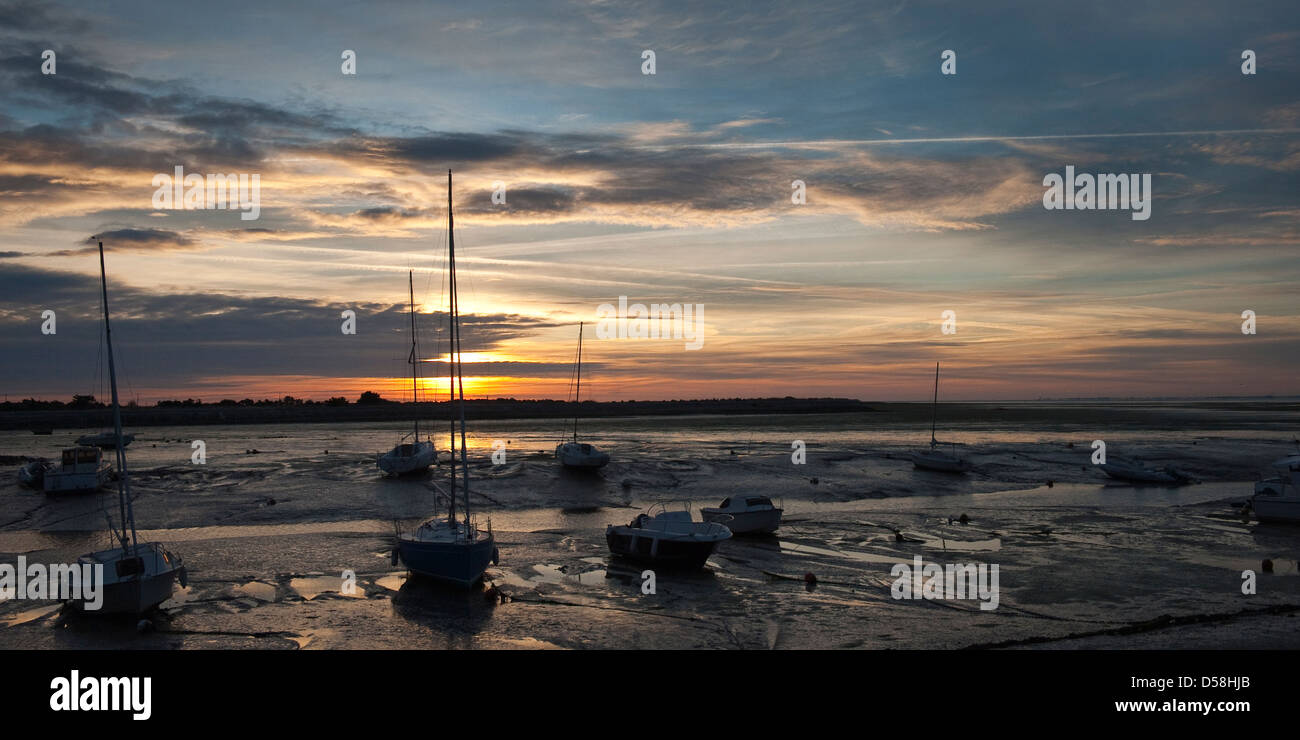 Boote bei Ebbe, gestrandet, Ile de Ré, Frankreich Stockfoto