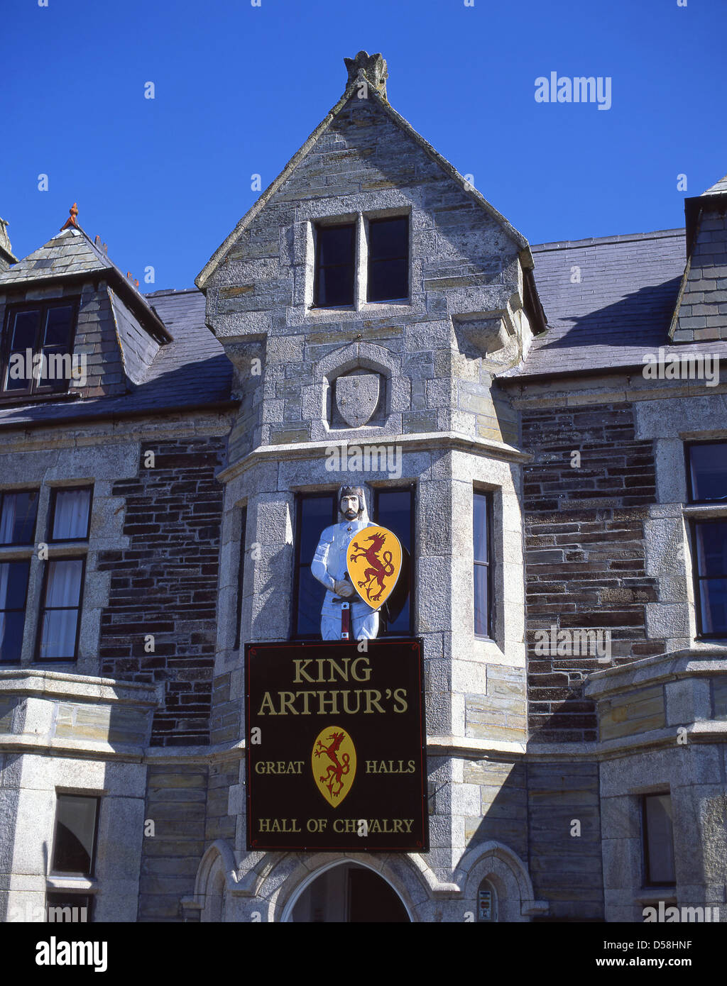 "König Arthurs Burgsäle" Attraktion, Vorderstraße, Tintagel, Cornwall, England, Vereinigtes Königreich Stockfoto