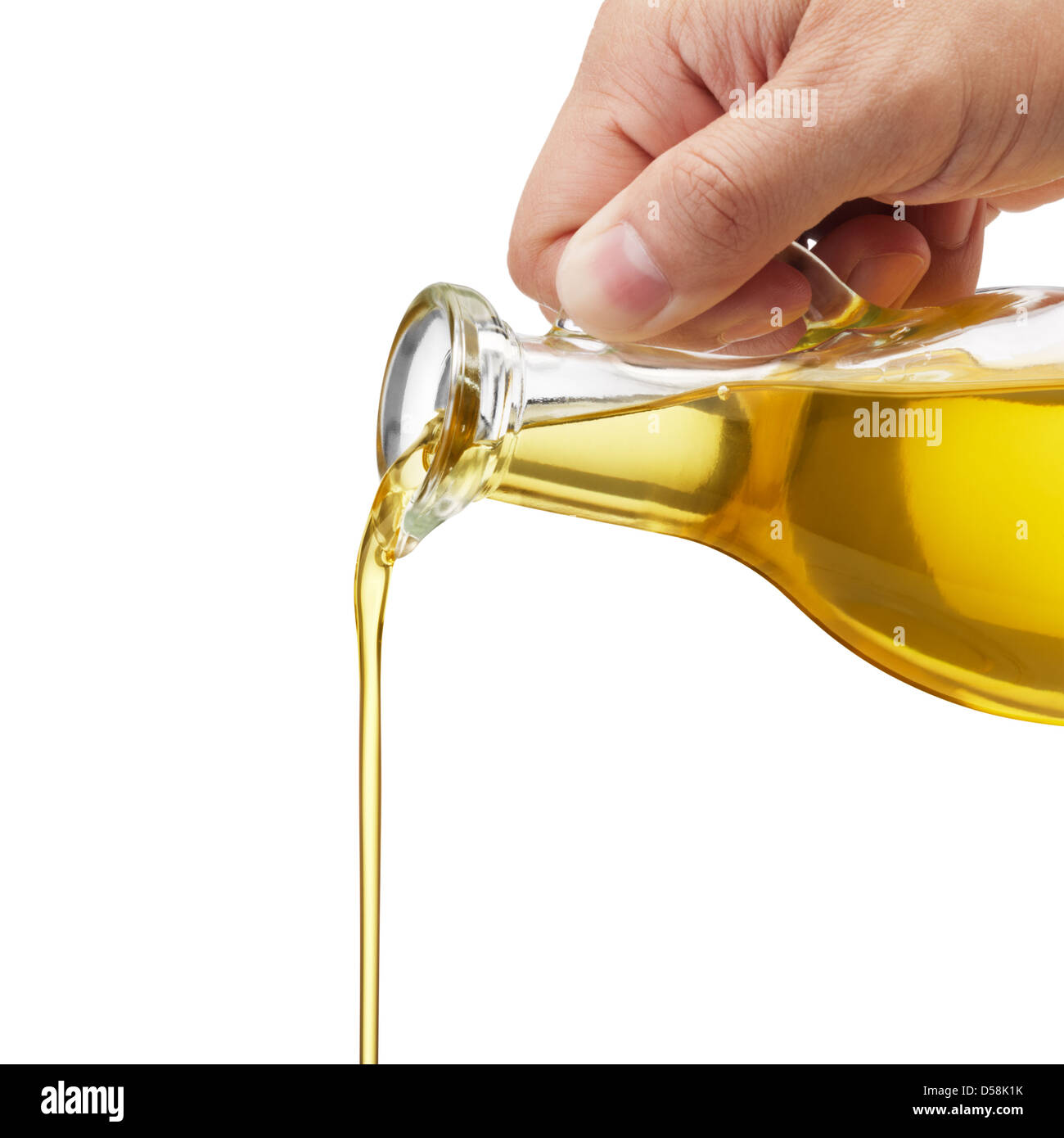 Olivenöl aus der Glasflasche vor weißem Hintergrund gießen Stockfoto