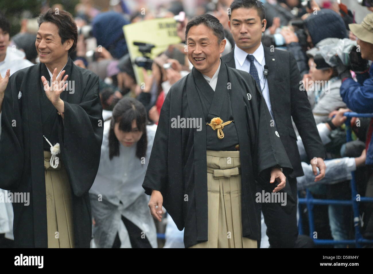 Tokio, Japan. 27. März 2013. 27. März 2013: Kabuki Schauspieler während einer Parade im Regen durch die Hauptstraße von Tokyo Ginza Einkaufsviertel am Mittwoch, 27. März 2013, anlässlich der Eröffnung des neuen Kabuki-Theaters. Nach dreijähriger Renovierung öffnet das majestätische Theater für Japan Jahrhunderte alte darstellende Kunst des Kabuki seine Türen für die Öffentlichkeit mit einer drei-Monats-Reihe der begehrtesten Stücke. (Foto von Jun Tsukida/AFLO/Alamy Live-Nachrichten) Stockfoto