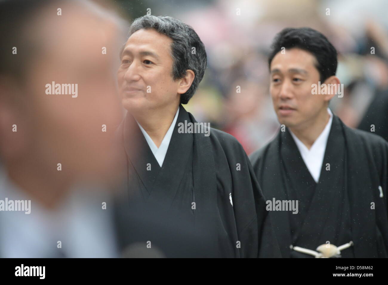 Tokio, Japan. 27. März 2013. 27. März 2013: Kabuki Schauspieler während einer Parade im Regen durch die Hauptstraße von Tokyo Ginza Einkaufsviertel am Mittwoch, 27. März 2013, anlässlich der Eröffnung des neuen Kabuki-Theaters. Nach dreijähriger Renovierung öffnet das majestätische Theater für Japan Jahrhunderte alte darstellende Kunst des Kabuki seine Türen für die Öffentlichkeit mit einer drei-Monats-Reihe der begehrtesten Stücke. (Foto von Jun Tsukida/AFLO/Alamy Live-Nachrichten) Stockfoto