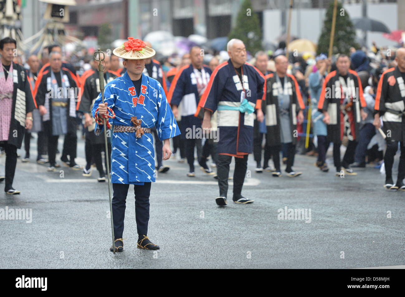 Tokio, Japan. 27. März 2013. 27. März 2013: Kabuki Schauspieler während einer Parade im Regen durch die Hauptstraße von Tokyo Ginza Einkaufsviertel am Mittwoch, 27. März 2013, anlässlich der Eröffnung des neuen Kabuki-Theaters. Nach dreijähriger Renovierung öffnet das majestätische Theater für Japan Jahrhunderte alte darstellende Kunst des Kabuki seine Türen für die Öffentlichkeit mit einer drei-Monats-Reihe der begehrtesten Stücke. (Foto von Jun Tsukida/AFLO/Alamy Live-Nachrichten) Stockfoto