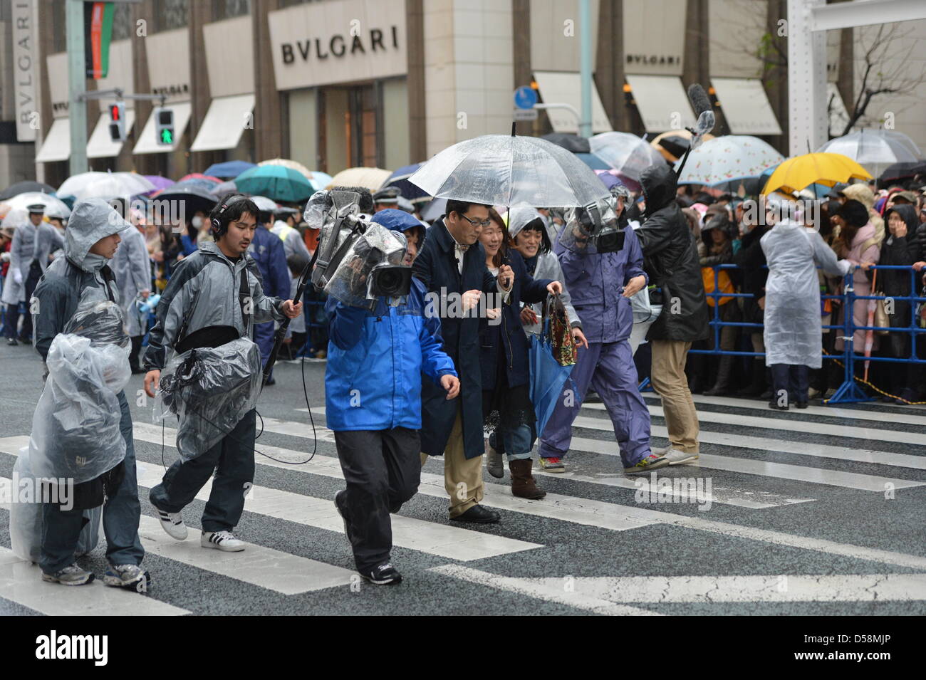 Tokio, Japan. 27. März 2013. 27. März 2013: Kabuki Schauspieler während einer Parade im Regen durch die Hauptstraße von Tokyo Ginza Einkaufsviertel am Mittwoch, 27. März 2013, anlässlich der Eröffnung des neuen Kabuki-Theaters. Nach dreijähriger Renovierung öffnet das majestätische Theater für Japan Jahrhunderte alte darstellende Kunst des Kabuki seine Türen für die Öffentlichkeit mit einer drei-Monats-Reihe der begehrtesten Stücke. (Foto von Jun Tsukida/AFLO/Alamy Live-Nachrichten) Stockfoto