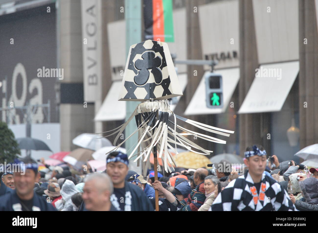 Tokio, Japan. 27. März 2013. 27. März 2013: Kabuki Schauspieler während einer Parade im Regen durch die Hauptstraße von Tokyo Ginza Einkaufsviertel am Mittwoch, 27. März 2013, anlässlich der Eröffnung des neuen Kabuki-Theaters. Nach dreijähriger Renovierung öffnet das majestätische Theater für Japan Jahrhunderte alte darstellende Kunst des Kabuki seine Türen für die Öffentlichkeit mit einer drei-Monats-Reihe der begehrtesten Stücke. (Foto von Jun Tsukida/AFLO/Alamy Live-Nachrichten) Stockfoto