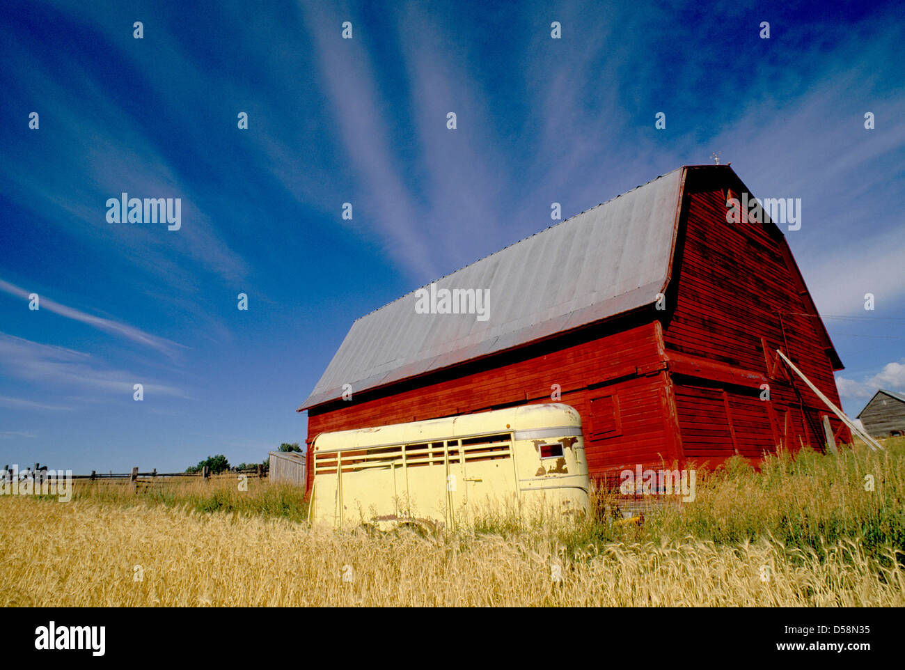 Rote Scheune in kürzlich geernteten Getreidefeld Stockfoto