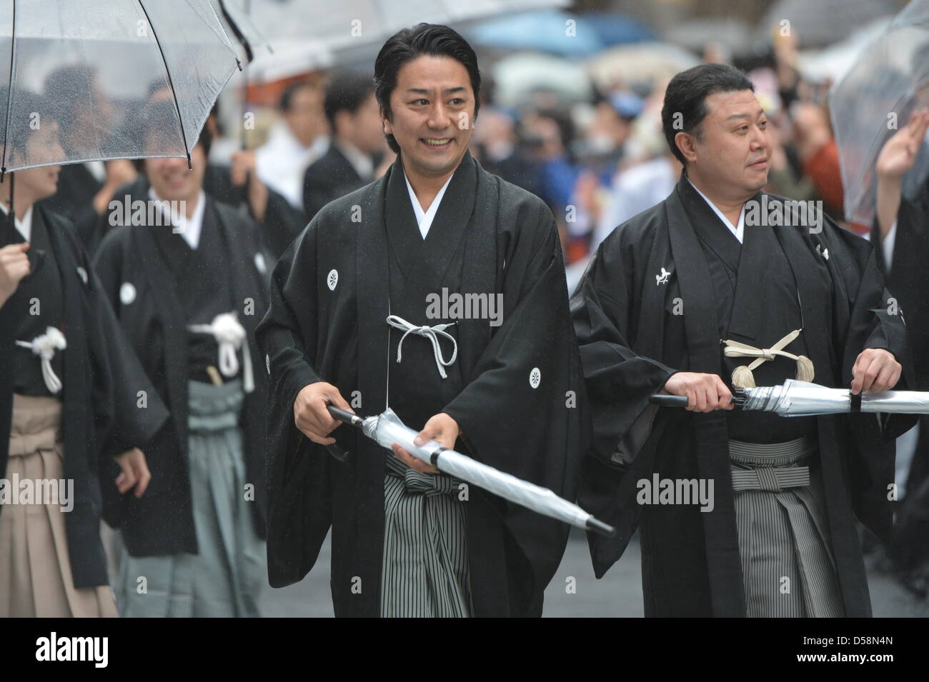 Tokio, Japan. 27. März 2013. 27. März 2013: Kabuki Schauspieler während einer Parade im Regen durch die Hauptstraße von Tokyo Ginza Einkaufsviertel am Mittwoch, 27. März 2013, anlässlich der Eröffnung des neuen Kabuki-Theaters. Nach dreijähriger Renovierung öffnet das majestätische Theater für Japan Jahrhunderte alte darstellende Kunst des Kabuki seine Türen für die Öffentlichkeit mit einer drei-Monats-Reihe der begehrtesten Stücke. (Foto von Jun Tsukida/AFLO/Alamy Live-Nachrichten) Stockfoto