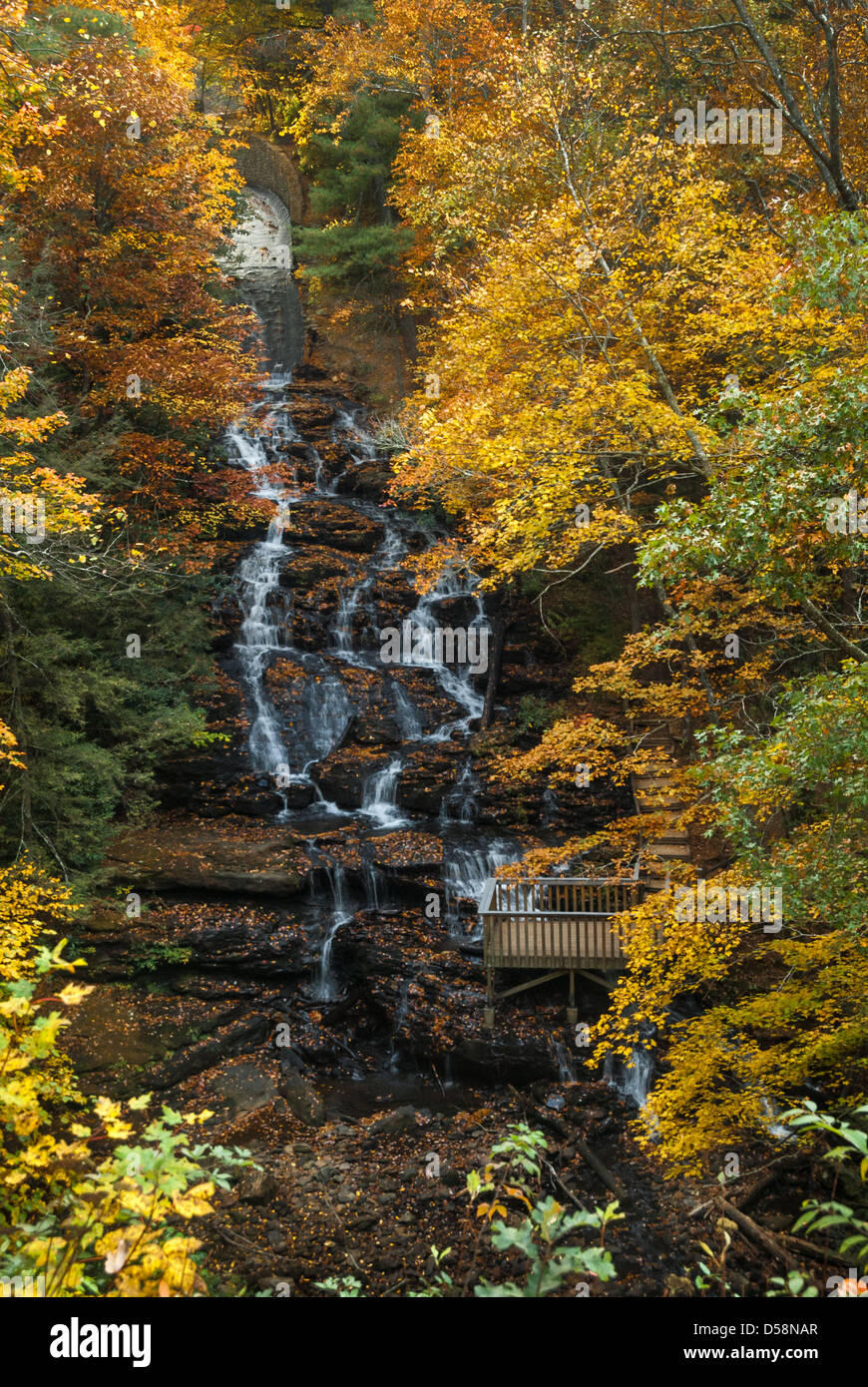 Herbstlaub Rahmen einen schönen Wasserfall Abstieg vom See Trahlyta im Vogel State Park in den Bergen von North Georgia, USA. Stockfoto