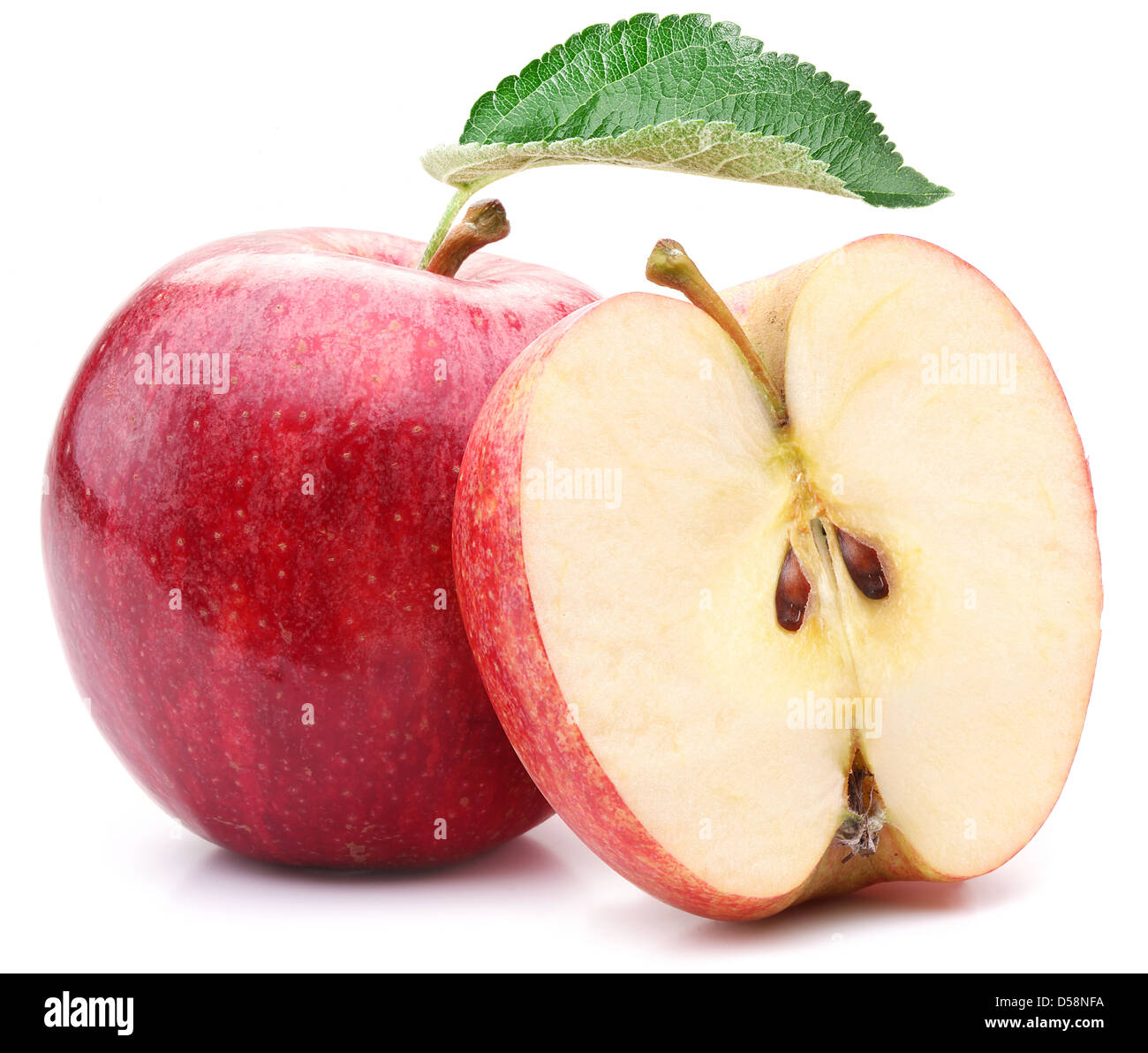 Roter Apfel mit Blatt und Scheibe auf einem weißen Hintergrund. Stockfoto