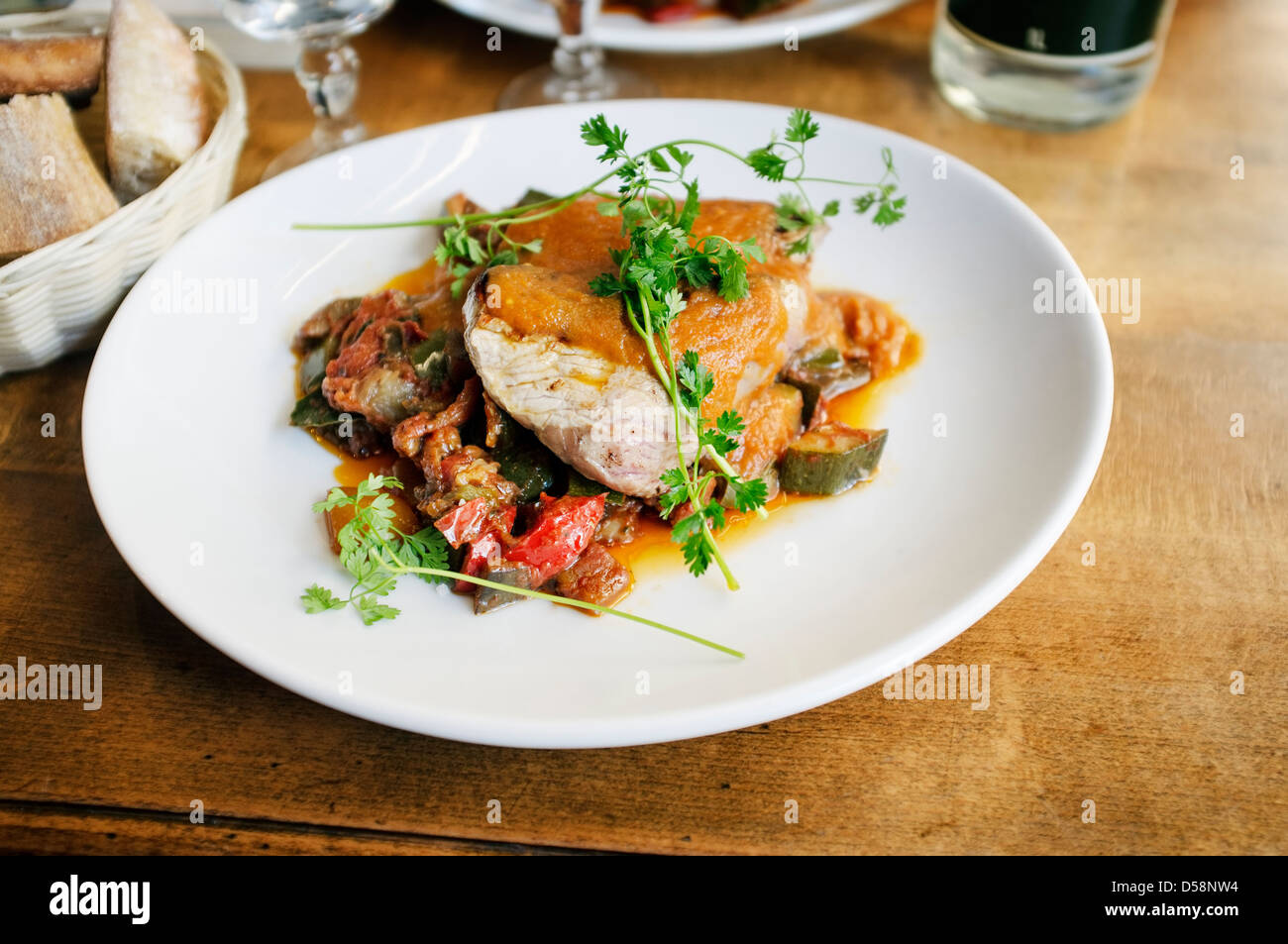 Kalbssteak mit Ratatouille, serviert in einem Restaurant in Paris, Frankreich Stockfoto