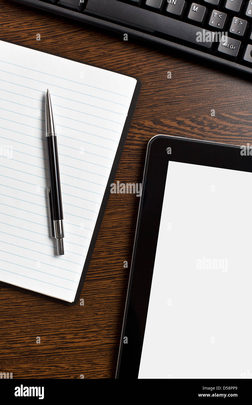 Touch-Tablet und Blankopapier am Bürotisch Stockfoto