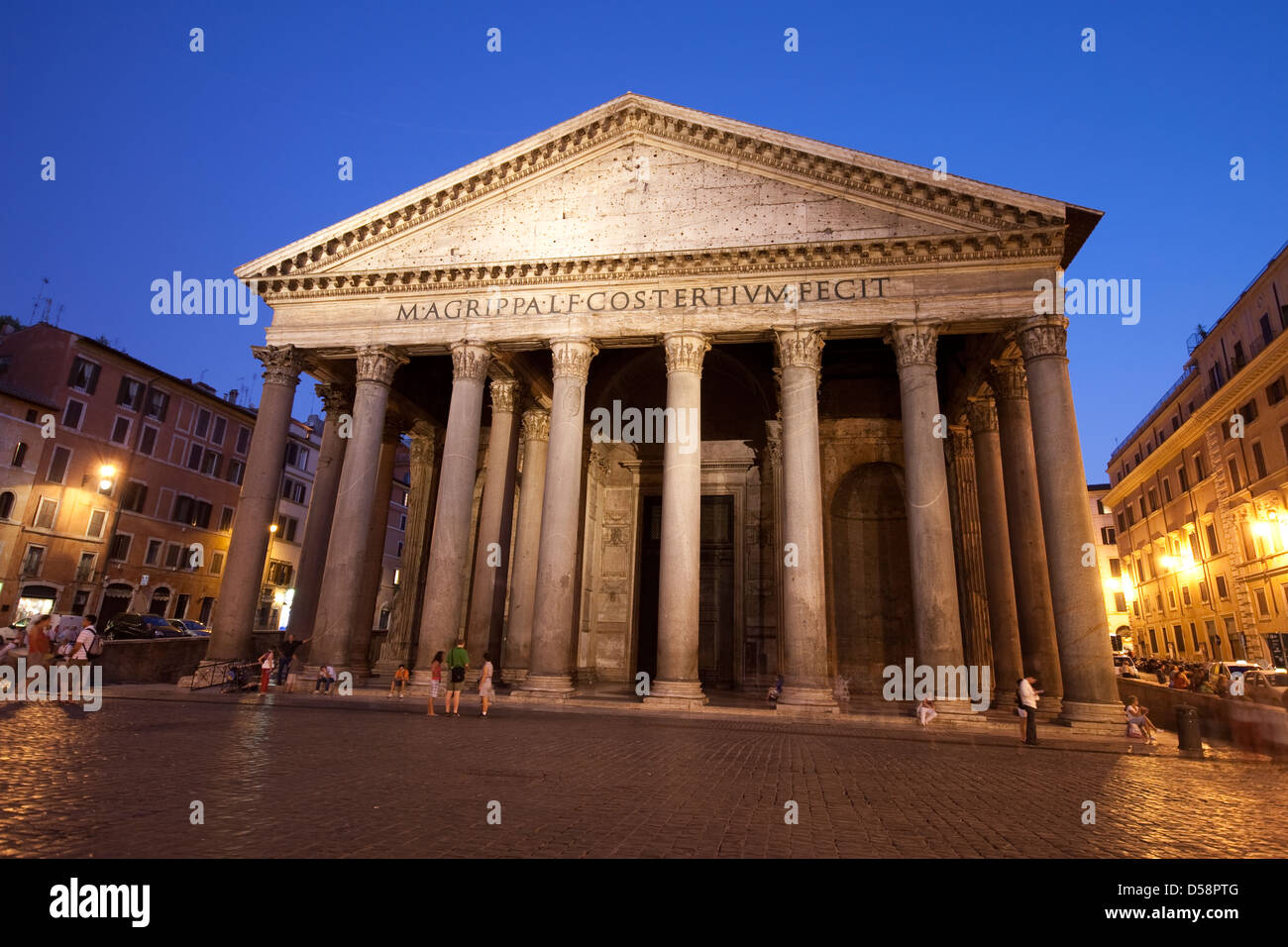 Das Pantheon in der Dämmerung wie gesehen von der Piazza della Rotonda in Rom, Italien Stockfoto