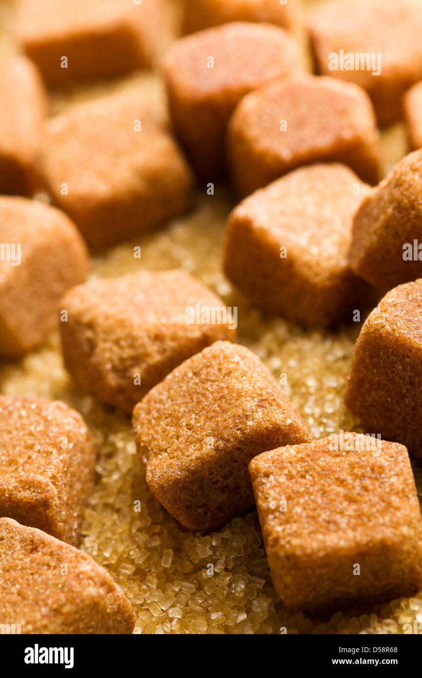 Brown Sugar Cubes und Kristallzucker Stockfoto